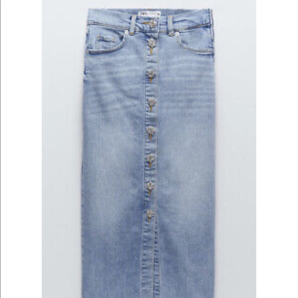 Looking desperately to buy this Zara gem button denim skirt